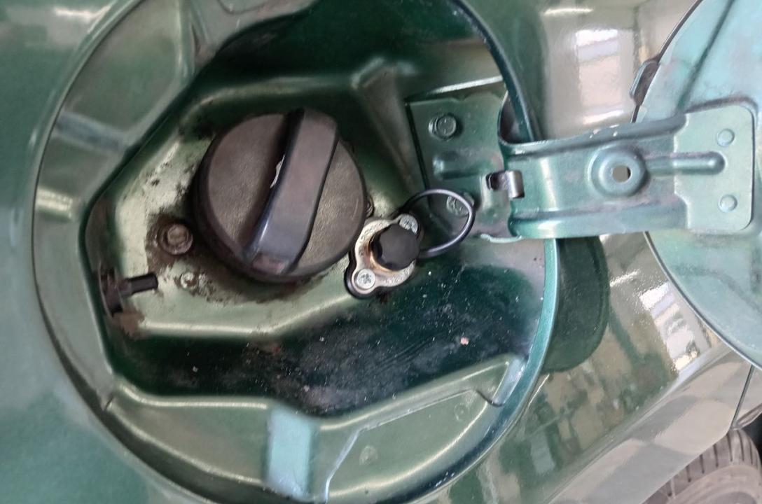 Заправний пристрій може бути розміщено як в люку бензобака, так і під бампером, або може бути вмонтовано в порожнині бампера.