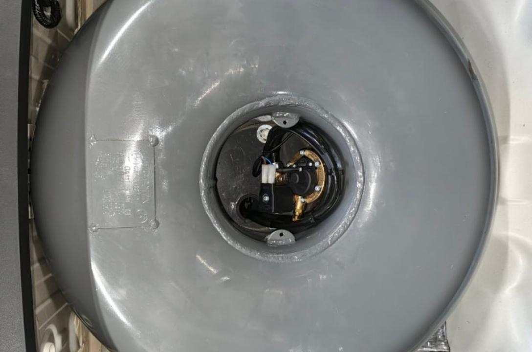 Газовий балон тут тороїдальної форми на 55л, встановлений в ніші запасного колеса.
