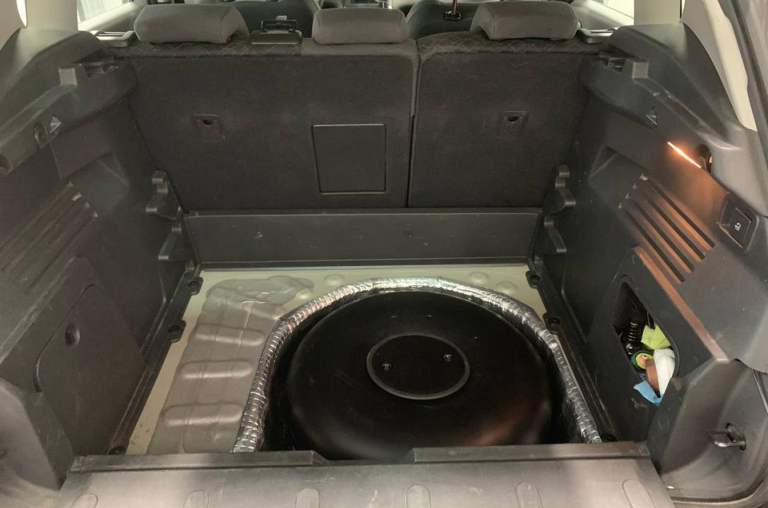Газовий балон тут тороїдальної форми на 55л, встановлений в ніші запасного колеса.