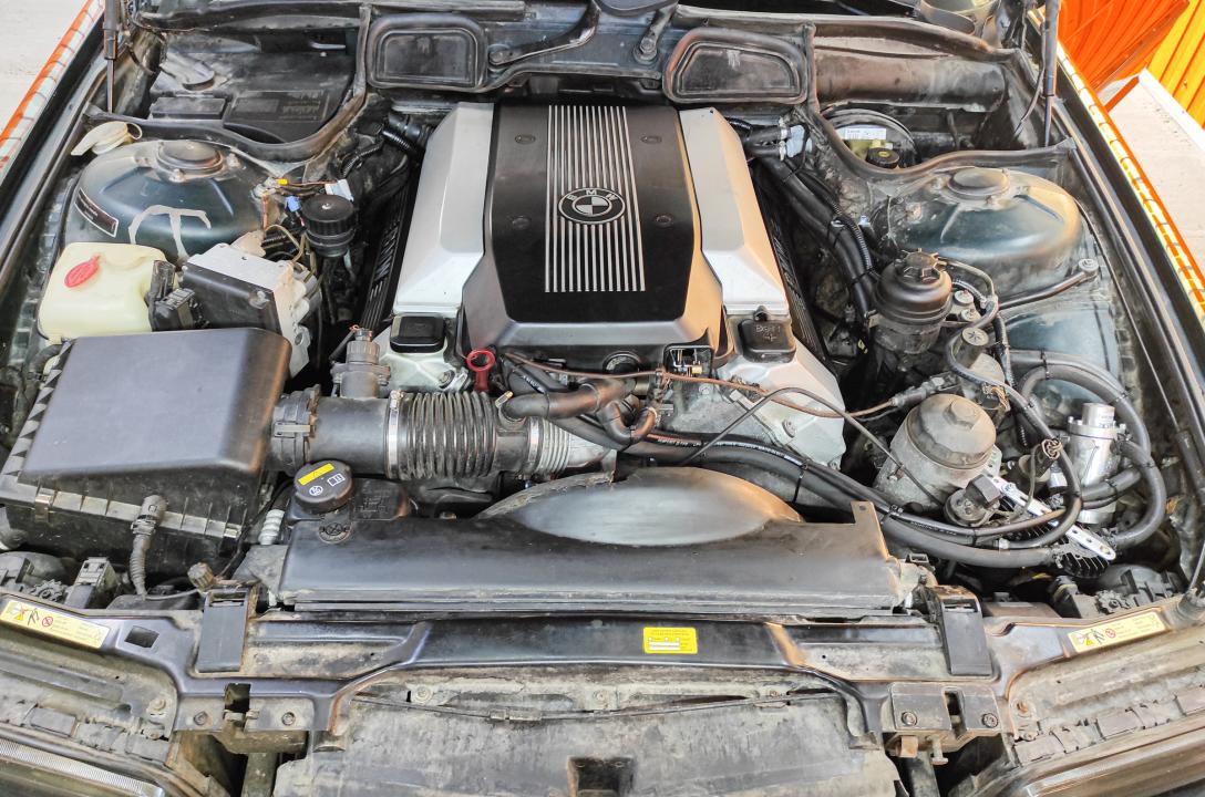 Загальний вигляд підкапотного простору BMW 740 4.4 E38 1998 року після встановлення ГБО.