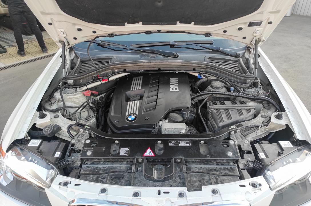 Загальний вигляд підкапотного простору BMW X3 3.0 2011 року після встановлення ГБО.
