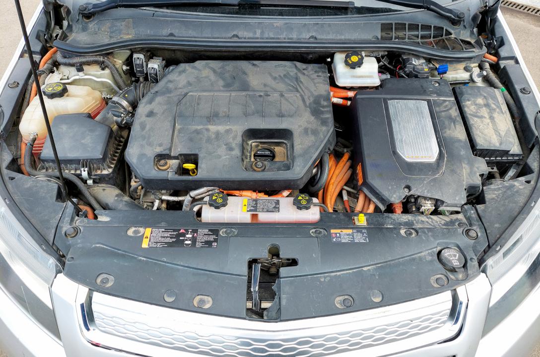 Общий вид подкапотного пространства Chevrolet Volt 1.4 2011 после установки ГБО. 