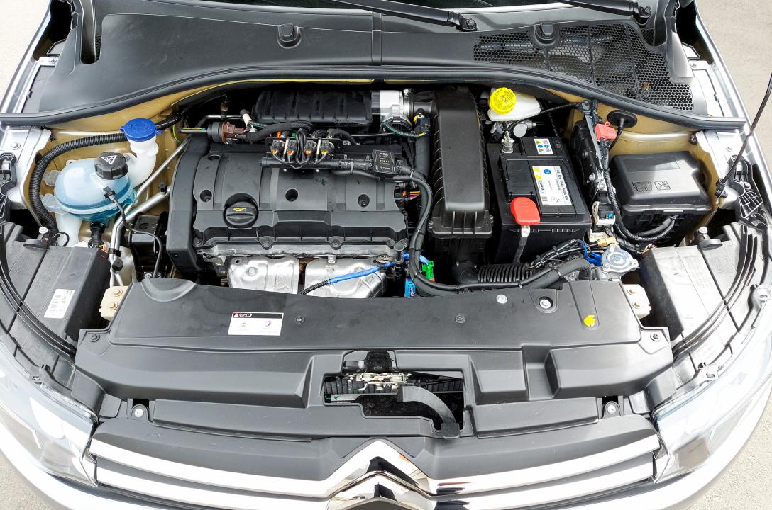 Загальний вигляд підкапотного простору Citroen C-Elysee 1.6 після встановлення ГБО.
