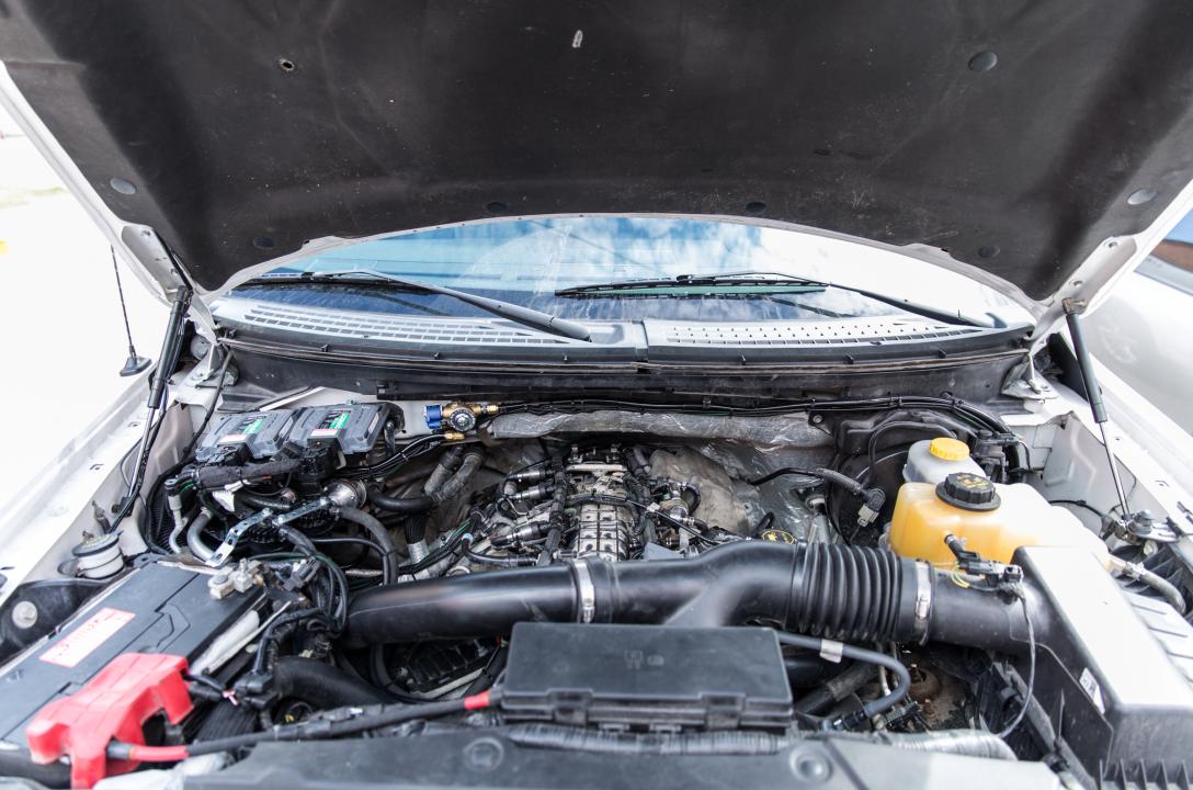 Загальний вигляд підкапотного простору Ford F150 3.5 Ecoboost після встановлення ГБО.
