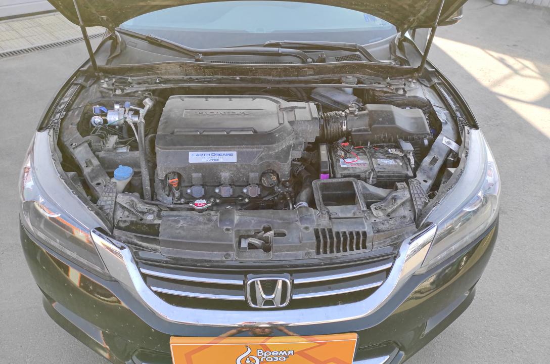 Загальний вигляд підкапотного простору Honda Accord 3.5 після встановлення ГБО.