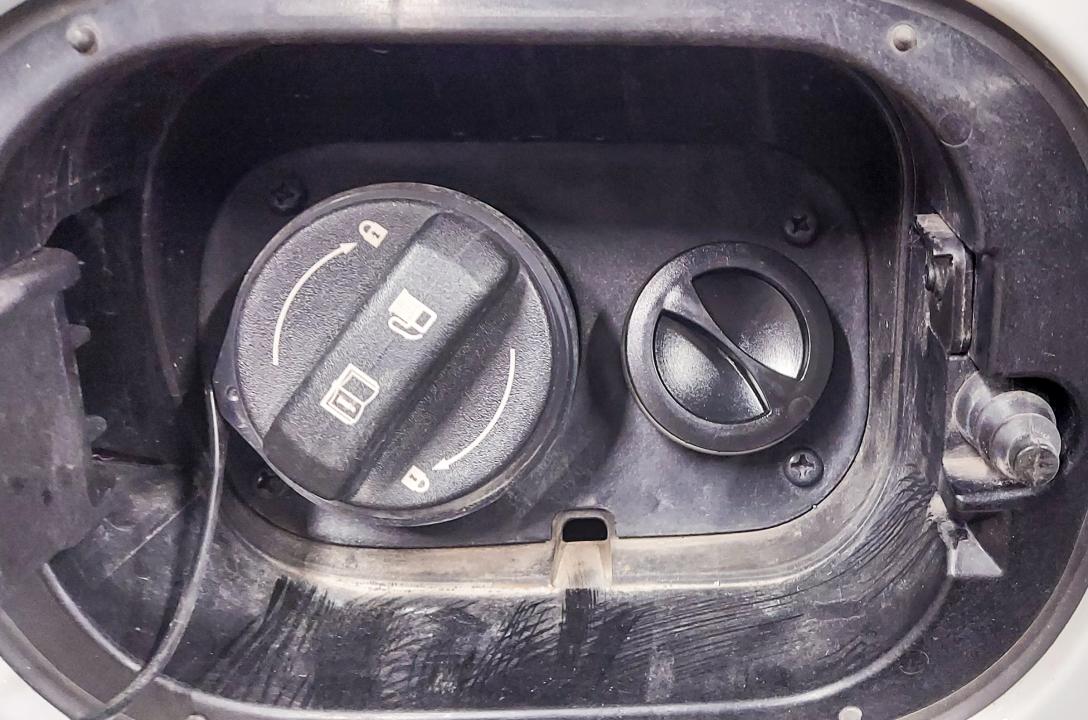 Заправний пристрій може бути розміщено як в люку бензобака, так і під бампером. За рішенням клієнта, наші майстри естетично розмістили заправний пристрій в люку бензобака авто, надійно закріпивши його.