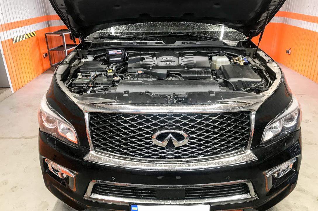 Загальний вигляд підкапотного простору Infiniti QX80 5.6 з безпосереднім типом упорскування палива після встановлення ГБО.