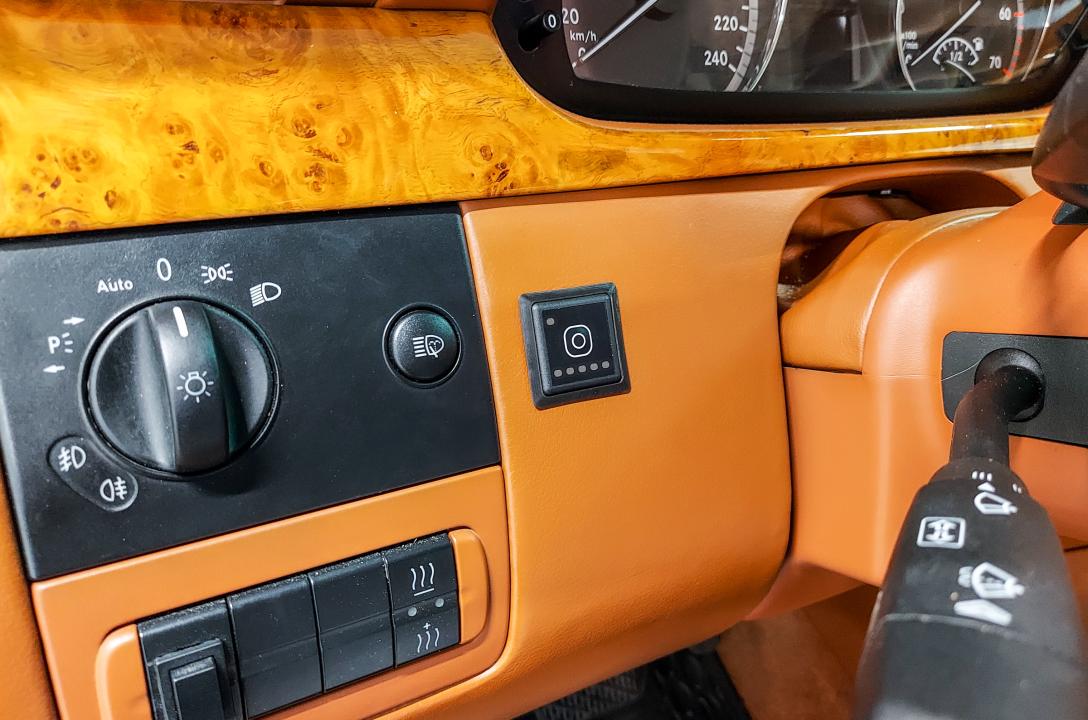 Керує системою ГБО з салону перемикач видів палива MRC FCS, який для зручності клієнта може бути встановлений в будь-якому зручному місці салону.
