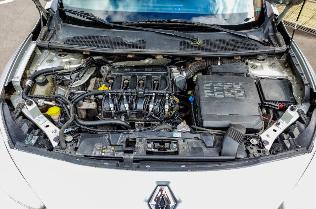 Общий вид подкапотного пространства Renault Fluence после установки ГБО. 