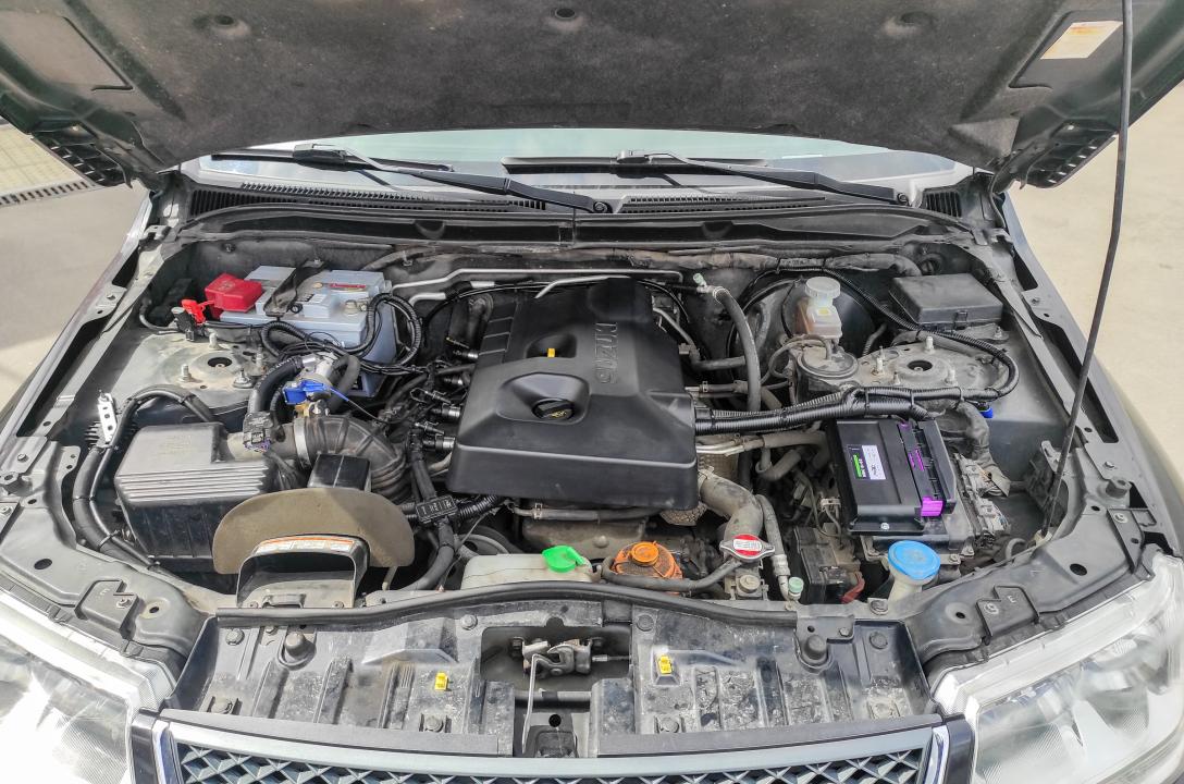 Загальний вигляд підкапотного простору Suzuki Grand Vitara після встановлення ГБО.