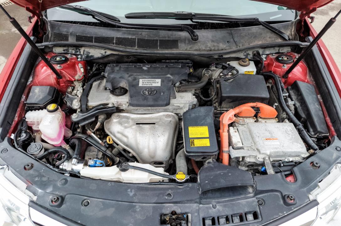 Загальний вигляд підкапотного простору гібрида Toyota Camry після установки ГБО.