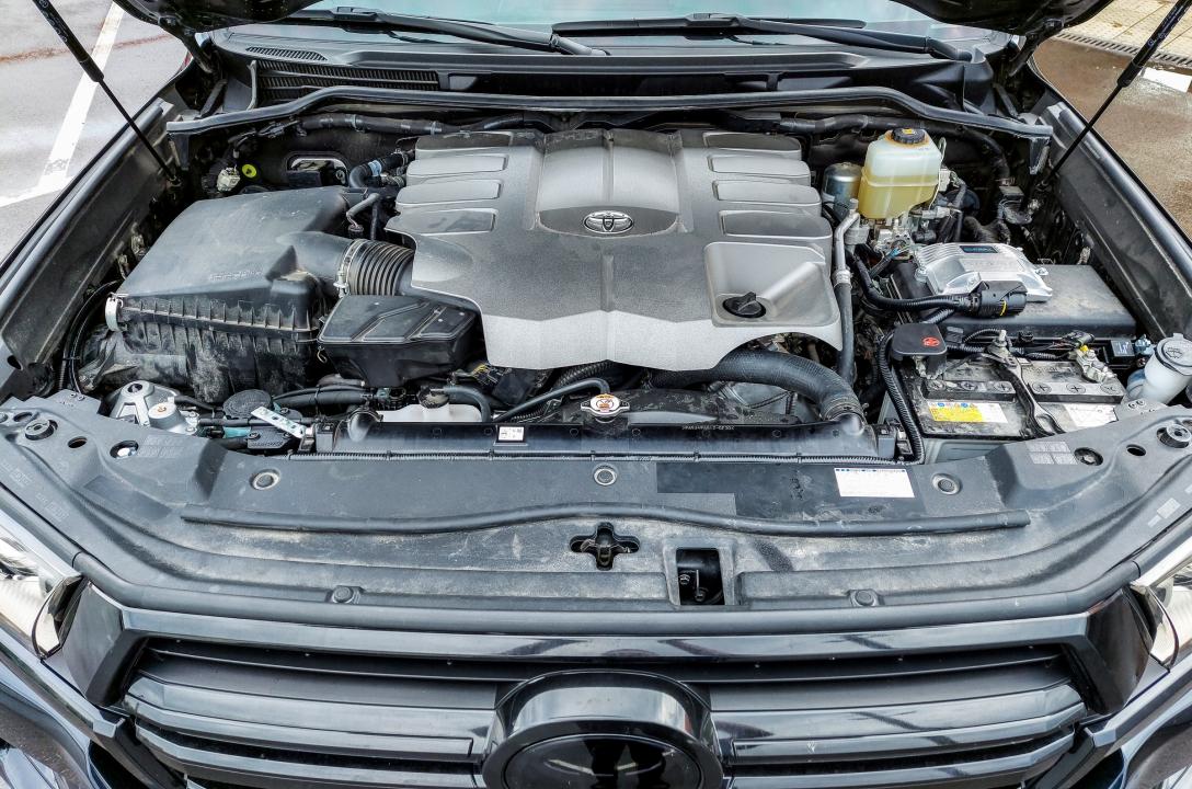Загальний вигляд підкапотного простору Toyota Land Cruiser 200 4.6 2020 після встановлення ГБО.