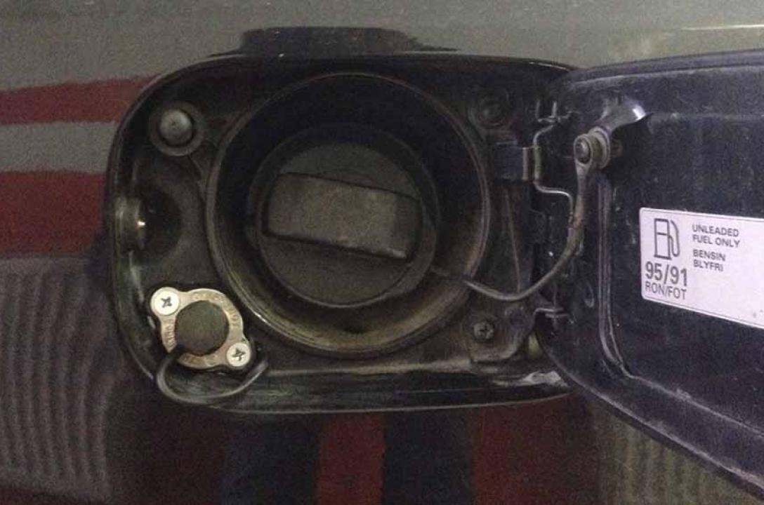 Заправний пристрій виведено в люк бензобака ауді
