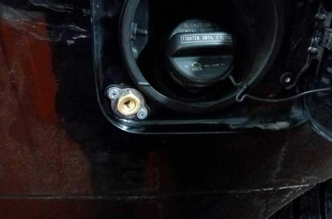 Заправний пристрій в лючку бензобака