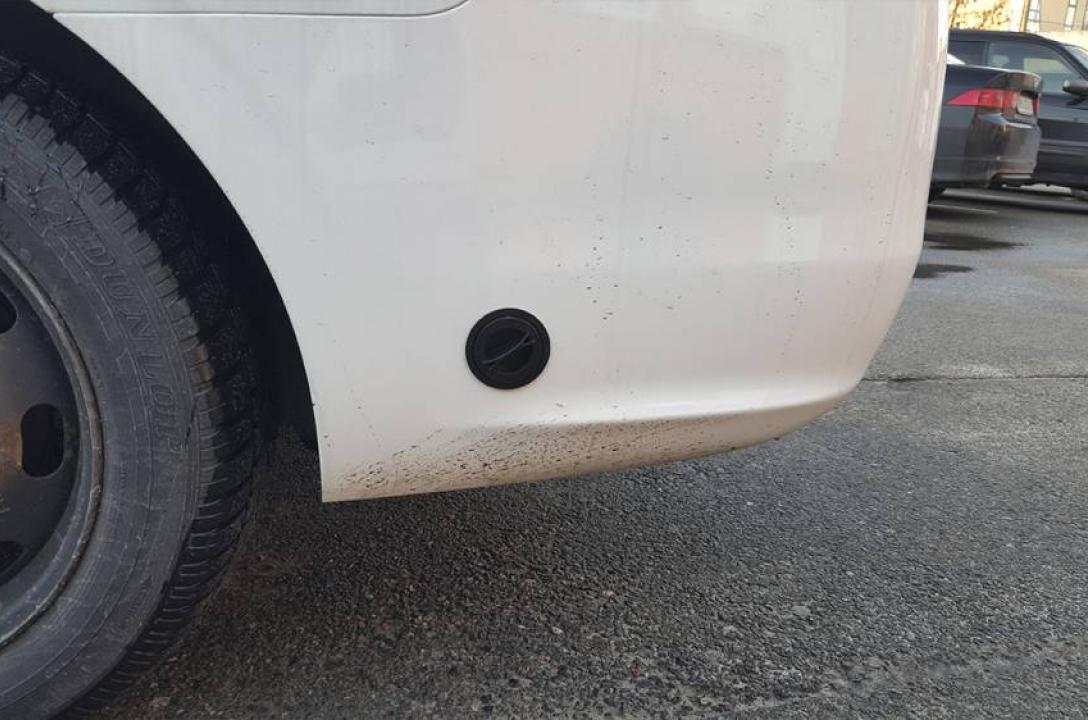 Заправний пристрій в бампері
