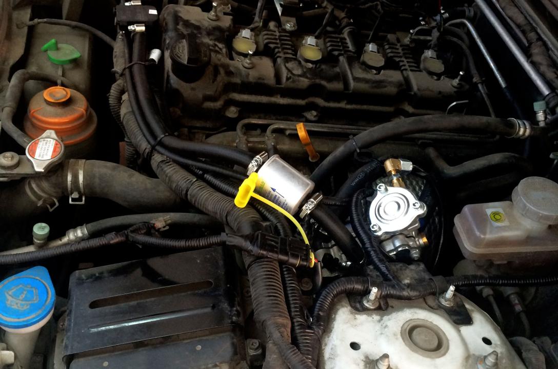 Загальний вигляд підкапотного простору автомобіля після установки ГБО