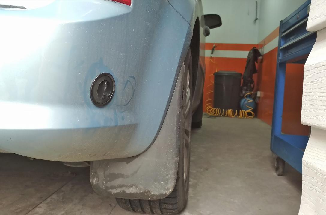 Заправний пристрій в бампері