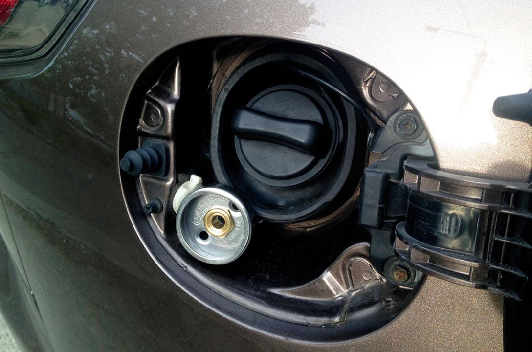 Заправний пристрій в лючці бензобака автомобіля